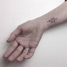 tatuaggi sul polso interno tatuaggi polso 100 idee fra scritte disegni simboli e tatuaggi sul polso interno tatuaggi polso 100 idee fra scritte disegni simboli e