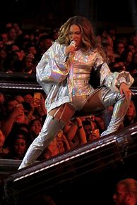 Image result for Beyoncé On Stage Squat