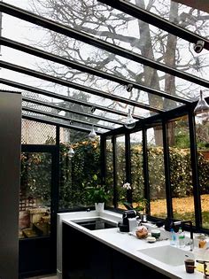 Cuisine véranda, vue sur jardin avec une structure métallique + verre pour un effet ateli… | House extension design, Kitchen decor inspiration, Conservatory kitchen