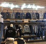 Image result for Pared De Accesorios En Tienda Levi's