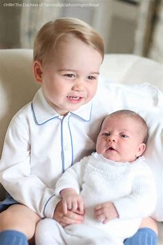 Catherine deelt foto van prins George met prinses Charlotte - Blauw Bloed