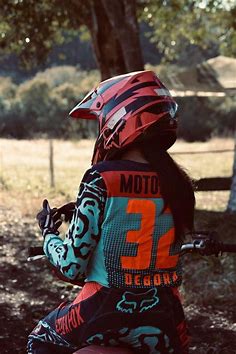 Pin by Xbeiwkjzhduwijs on Qauausu in 2022 | Motocross girls, Motocross love, Dirt bike girl