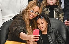 Image result for Beyoncé Holding iPhone