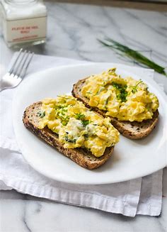 Meilleurs idées du Nitrution : Creamy Herb Scrambled Eggs - Virtual Fitness | Votre Magazine d'inspiration Santé & Fitness N°1, Fitness, workout, squat, yoga, nutrition, lifestyle