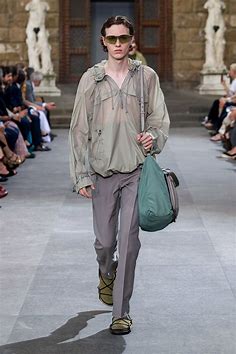 Salvatore Ferragamo Spring 2020 Menswear Collection - Vogue | 紳士服, メンズファッションスタイル, ファッションウィーク