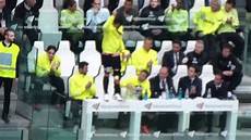 juventus stadium panchine piero in piedi sulla panchina saluta e risponde alla juventus stadium panchine piero in piedi sulla panchina saluta e risponde alla