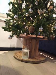 piedistallo per albero di natale bobina cavi elettrici usata come base per albero di natale piedistallo per albero di natale bobina cavi elettrici usata come base per albero di natale