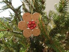piedistallo per albero di natale addobbi per l albero di natale con i tappi di sughero piedistallo per albero di natale addobbi per l albero di natale con i tappi di sughero