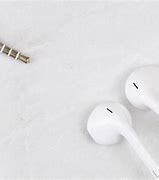 Image result for What earbuds come with the iPhone 7?