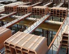 solaio a travetti tralicciati travetti prefabbricati tipo bausta con fondello in solaio a travetti tralicciati travetti prefabbricati tipo bausta con fondello in