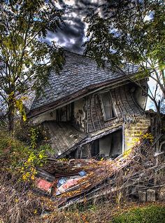 Fallen House HDR | An old fallen house out in the country. B… | Flickr