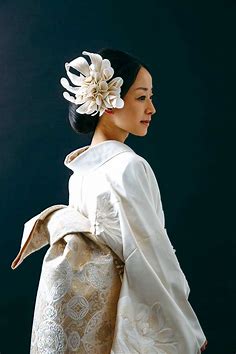 うっとりするほど美しい刺繍の花飾り 「emi takazawa」新作展「水金地火木土天冥海」にて | Fragments