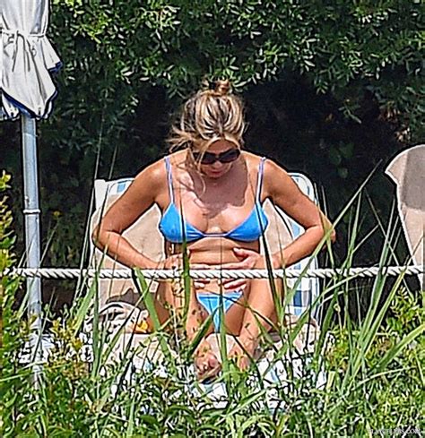 Jennifer Aniston Posing Topless