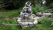 Zahradní fontána s kaskádovitě skládanými džbánky
