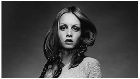 40 Photos Of Twiggy's Style, From '60s Mod To Now