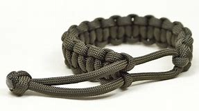 Make a Mad Max Style Paracord Survival Bracelet THE ORIGINAL - Boredparacord.com