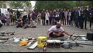 Espectacular artista callejero! Spectacular street artist making music!