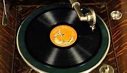 Silvertone Oak Antique 1915 Wind Up Phonograph & Records T-18152