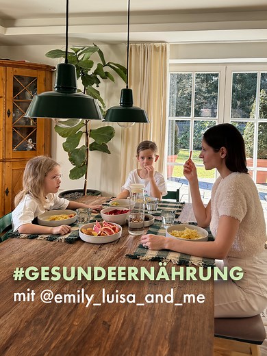 Anzeige | Das Thema Kinderernährung war schon immer wichtig für mich. Bereits ab der Beikost habe ich frisch und abwechslungsreich für meine Kinder gekocht. Sie waren auch Allesesser - von Fisch bis zu Gemüse - sie haben alles probiert und gerne gegessen. Jetzt sind meine Mädels aber sehr wählerisch und heikel beim Essen. Am liebsten Pommes oder Nudeln ohne alles. Sobald sie Pilze, Zucchini oder Tomaten sehen, höre ich gleich ein lautes “Bäähh”. Wie ist es bei euch? Hattet ihr auch die sogenannt