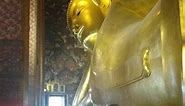 Bienvenidos a Bangkok! Capital de Tailandia. Una de las Puertas Principales del Sudeste Asiatico Comenzamos Visitando Wat Trimitr, el templo de Buda de oro masizo, pesa unas 5 toneladas. Dicen que si tocas estas campanitas, se alejan los malos espiritus. Continuamos con Wat Po, el templo del buda inclinado tal vez no se aprecia, pero mide unos 46 metros! Magnifico! Aqui tambien podemos apreciar los Chedis de los Reyes son los templos dedicados para guardar sus cenizas y las de la familia real. A