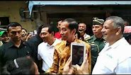 Jokowi Bagi-Bagi Sembako di Gang Sempit