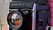 Mamiya C330f (1970) 🔺The Mamiya C330 Profesional is a traditional film twin-lens reflex camera introduced in the 1970s for the professional and advanced amateur photography markets. This model was 340 grams lighter than the previous model C33, which weighed 2040 grams (with 80 mm lens). 🔺 It is a model with interchangeable optics and manual bellows focus. #mamiya#mamiyac330f#fyp#chile#tlr#120mm