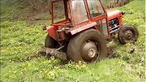 Traktor zaglavio , traktor u blatu , izvlacenje vitlom IMT 539