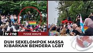 GAWAT! Bendera Pelangi LGBT Berkibar saat Aksi Women’s March di Monas | tvOne Minute
