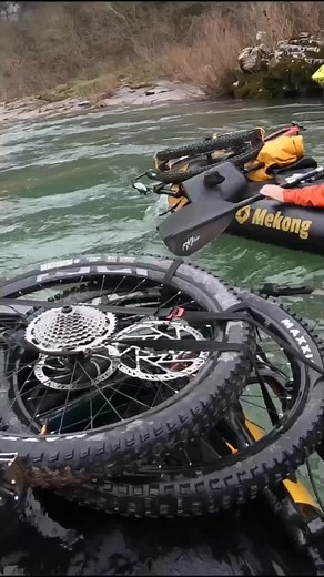 Le packraft c'est une embarcation légère conçue pour être transportée facilement dans un sac à dos ou sur un porte bagage ! La seule limite est votre imagination ! 🚴🚣⛺🏃 #packraft #madeinfrance #packrafting #packraftfrance #mekongpackraft #outdoorlife #sportoutdoor