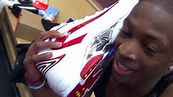 Dwyane Wade and Shaq O’Neal Shoe Phone Moment at 2005 NBA All-Star Weekend