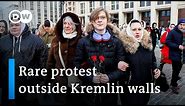 Moscow police detain journalists at anti-war protest | DW News
