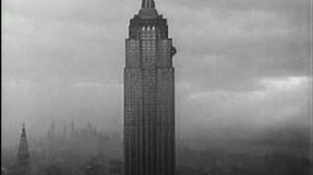 Kong climbs The Empire State Building ( King Kong 1933 )