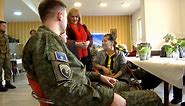 Ushtarët e FSK-së dhuruan lule e dashuri për 8 mars në shtëpinë e te moshuarve