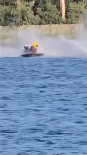 KJW leads while Shane Kimble crashes in AX Hydro #fyp #hydroplane