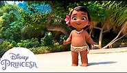 Moana bebé ayuda a una pequeña tortuga | Disney Princesa