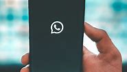 ¿Por qué debes usar un fondo negro en tus conversaciones de WhatsApp?