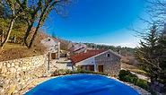 TRIBALJ, okolica Crikvenice -  Dvije kamene kuće s bazenom na mirnoj l (prodaja)