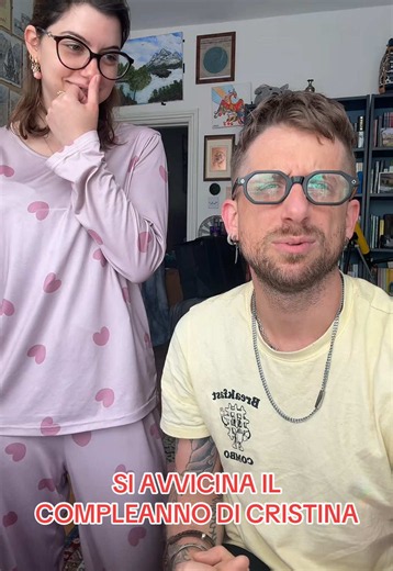 Sì avvicina il compleanno di Cristina❤️ Ed io le ho lanciato la sfida in 5 giorni: Ottenere 5000 like, 500 commenti e 10k follower! Le ho promesso non 5 ma ben 10 regali! La responsabilità è vostra, sappiatelo❤️🙃 #italianiallestero #italianialondra #fratelloesorella #sorella #compleanno