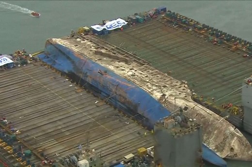 Vidéo. Corée du Sud : trois ans après son naufrage, le ferry « Sewol » rapatrié sur une barge géante