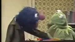 Classic Sesame Street - Kermit Gets A Nose Warmer