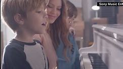 Shakira canta junto a sus hijos en su nuevo video musical "Acróstico"