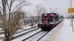 Przystanek Warszawa ZOO, zimowy przelot Stonki SM42-220 z platformami, dn. 09.12.2023r., godz.12:21.