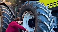Changing a tractor tire as if it's nothing!🚜