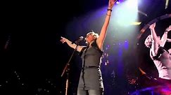 Sugarland: "Stand Up" [live]