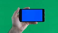 La main tient le téléphone avec un écran bleu, horizontalement
