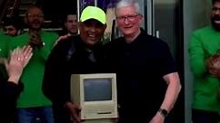 Mira el momento en el que le regalan una Macintosh original a Tim Cook | Video