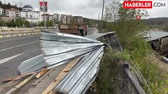 Kastamonu'da fırtına binaların çatıları uçurdu
