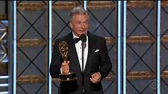 Alec Baldwin: "Mr. President, ecco il tuo Emmy"
