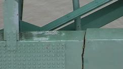 Bridge linking Arkansas and Tennessee has major crack