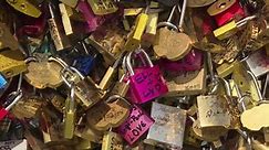 "Love locks" to be removed from Paris bridges